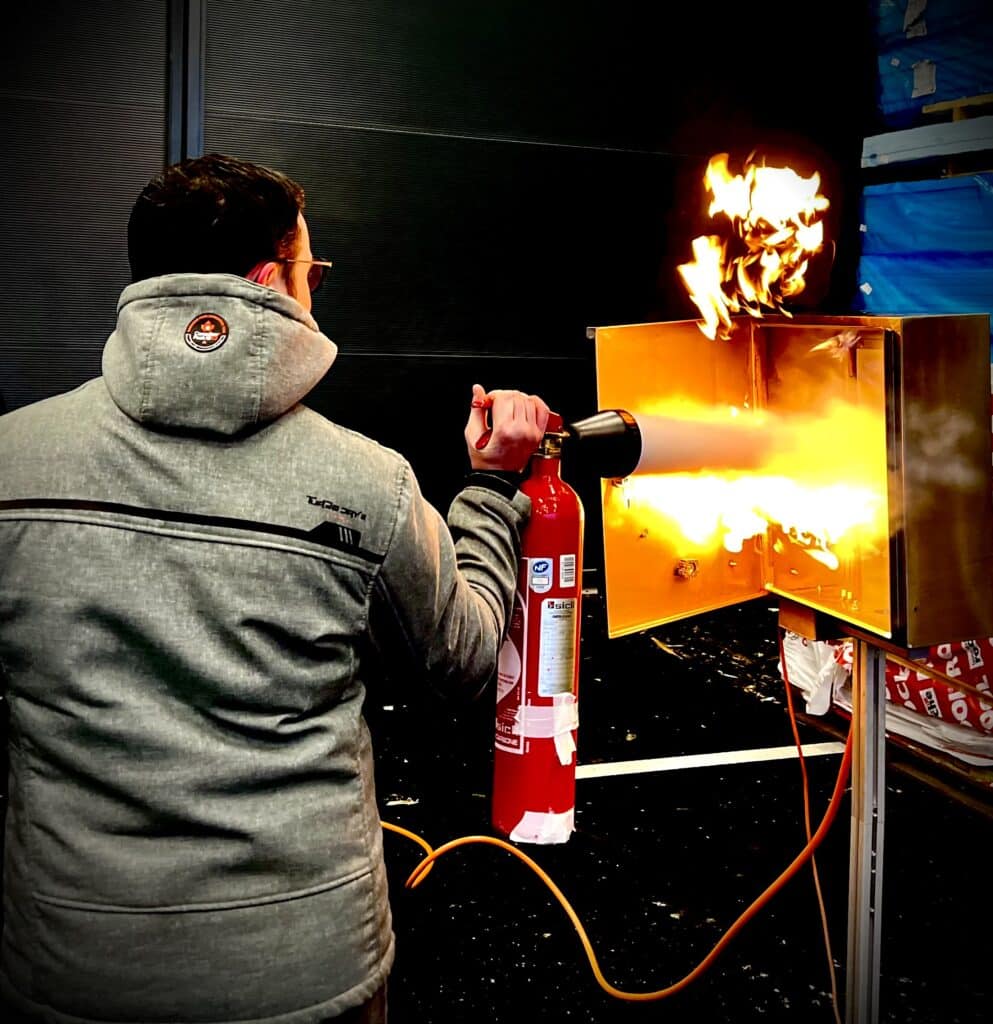 Manipulation des extincteurs une formation insensible pour bien comprendre comment éteindre un départ de feu tgbt