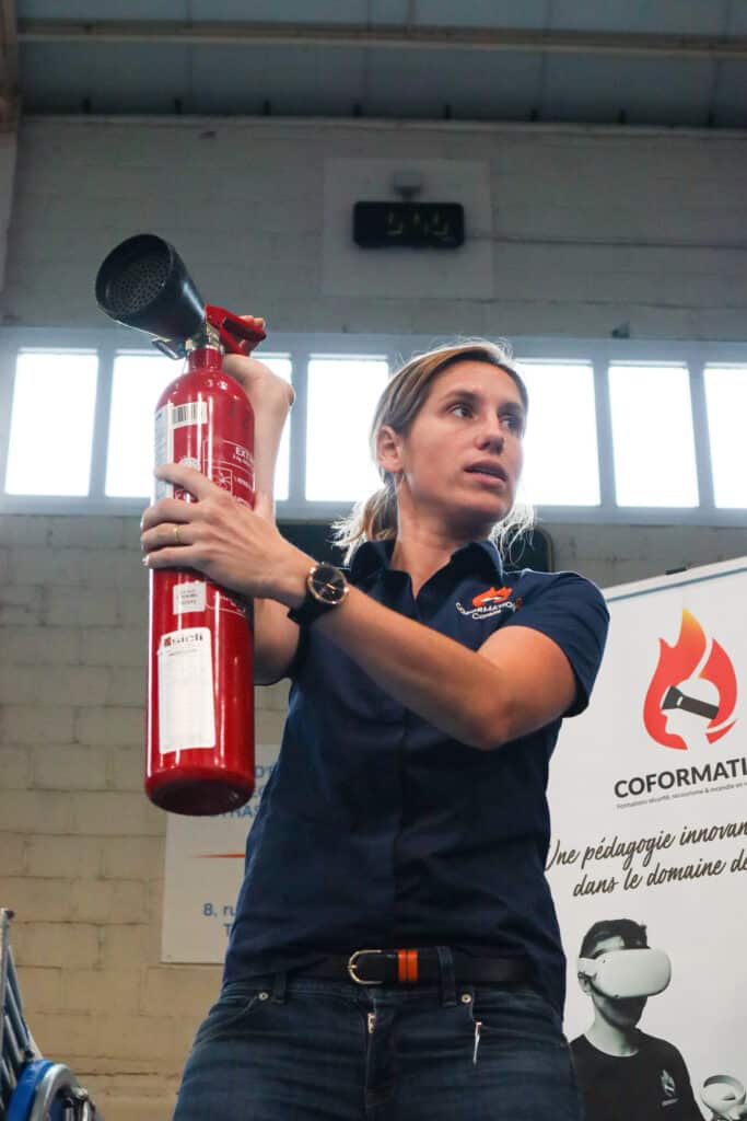 Manipulation des extincteurs lors d'une formation avec Coralie PICARD MERTZ