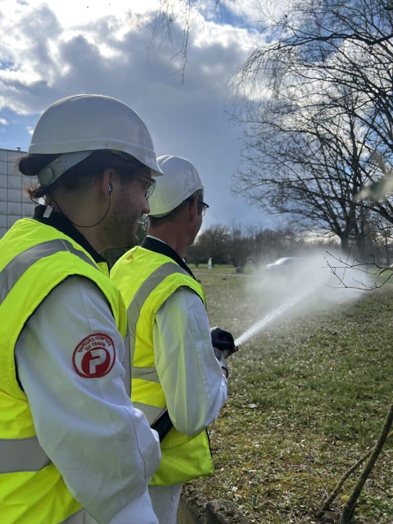 Manipulation d’extincteur lors d’une formation incendie ESI en Alsace en entreprise