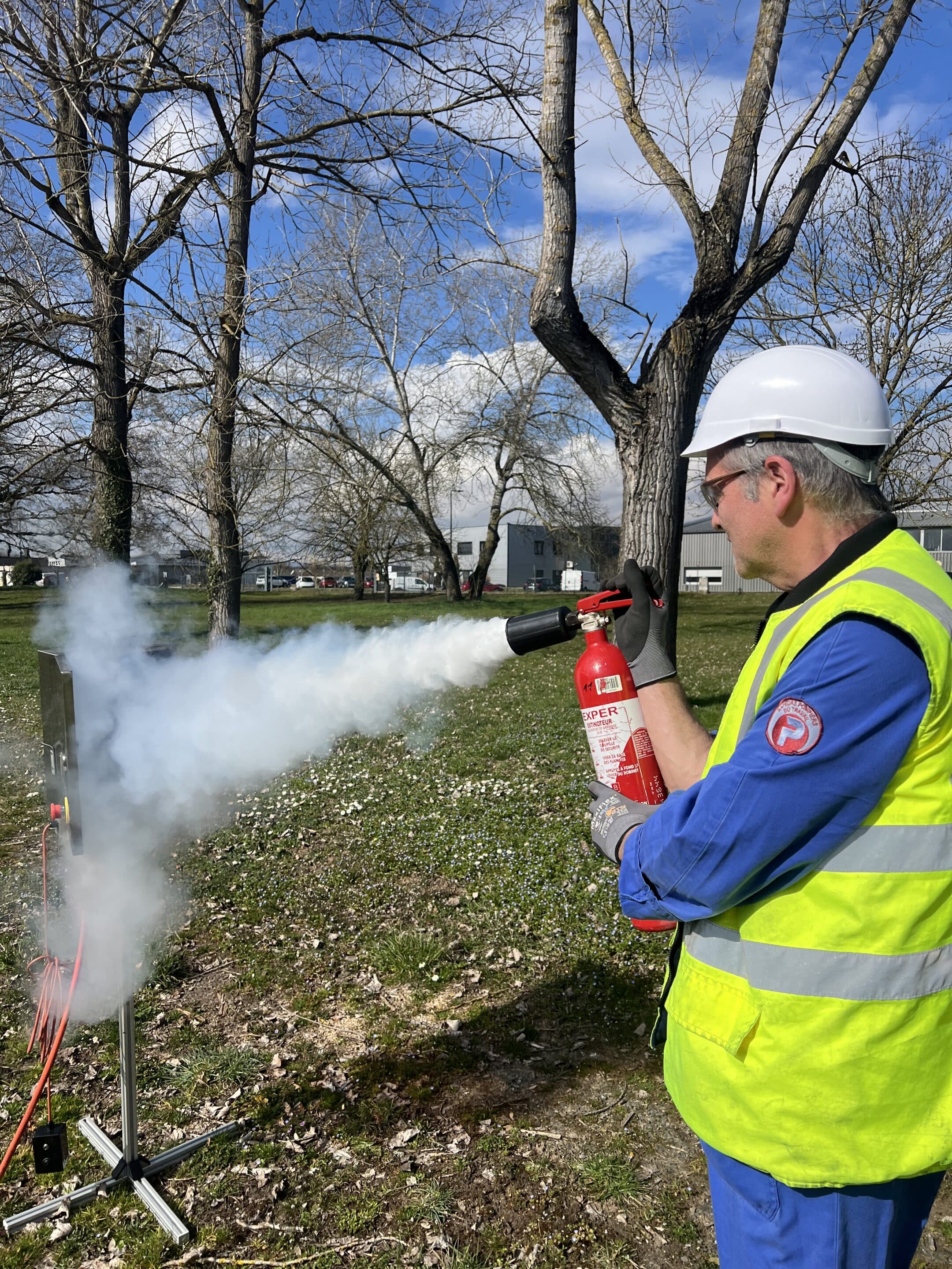 Manipulation des extincteurs -EPI-ESI-formation incendie-guide-file- serre-file