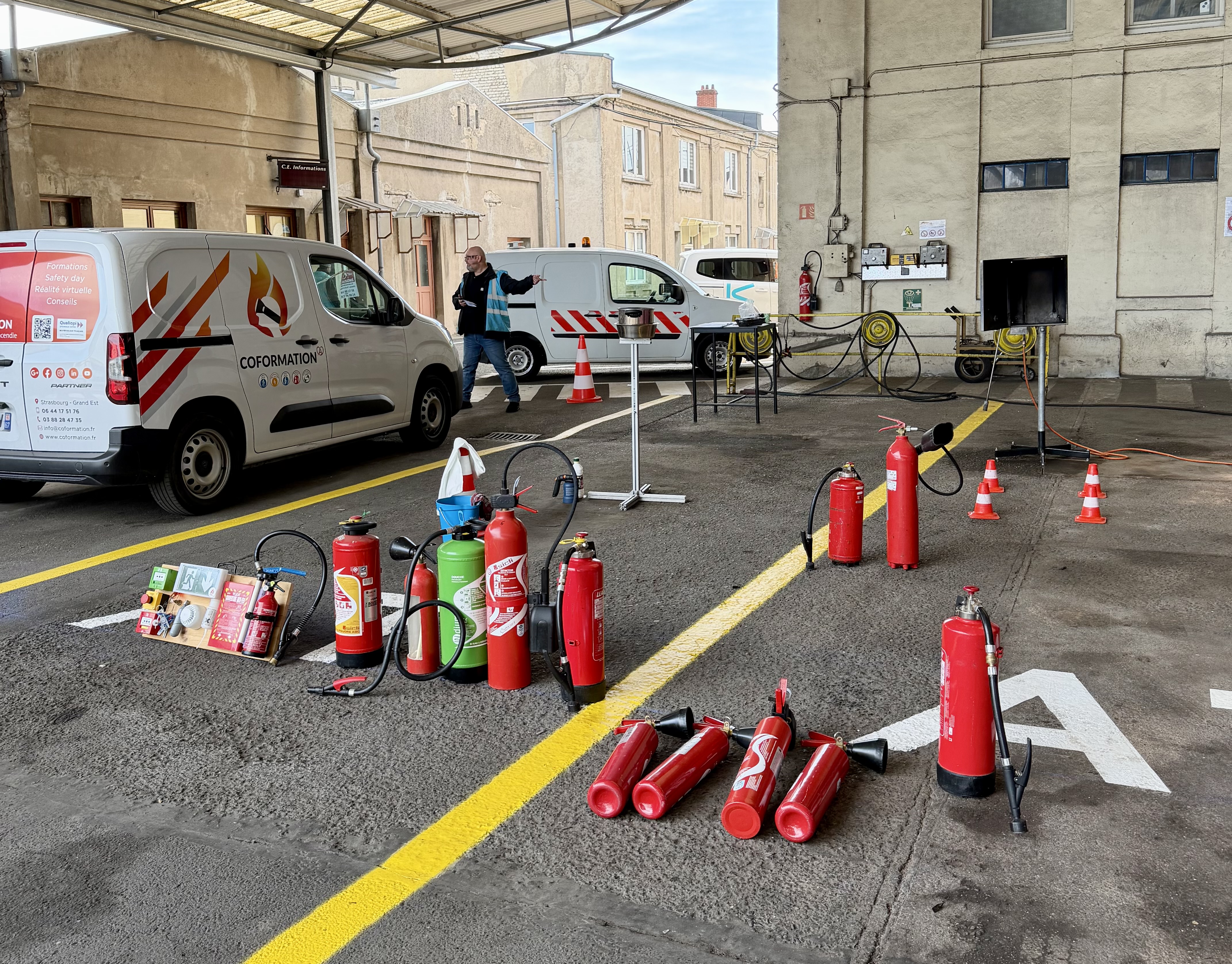 Manipulation d’extincteur lors d’une formation incendie en Alsace en entreprise
