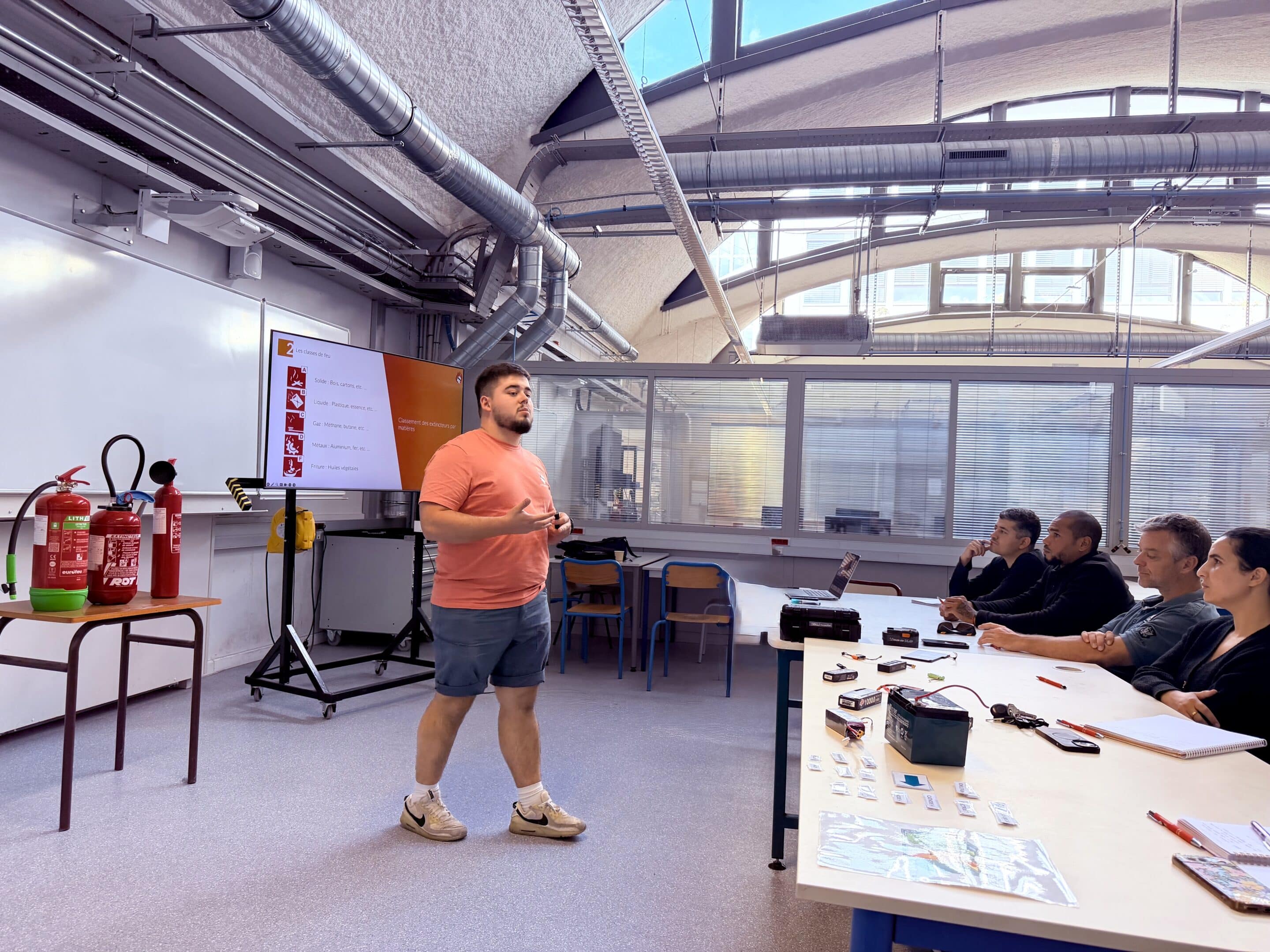 Formation manipulation des extincteurs avec module batteries lithium en entreprise – CoFormation Alsace